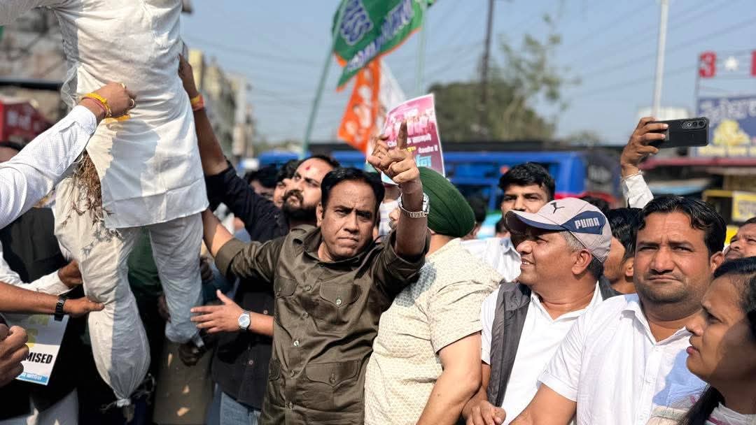 Sangramsin33211's tweet photo. आदिवासी नेता के अपमान करने पर कैलाश विजयवर्गीय का धार में पुतला दहन
टीम :- Radheshyam Muvel पूर्व लोकसभा प्रत्याशी धार महु (म. प्र.) @GoluMuwel4 @ishitasedhaiyc @IYC @IYCMadhya @MPArunYadav @MuvelDevnarayan @UmangSinghar @RahulGandhi @priyankagandhi https://t.co/xUpJFQjhll