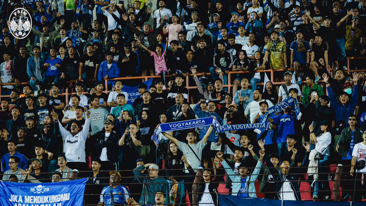 Di saat angka seolah menjauh, suara dari tribun justru semakin menderu. Terima kasih telah menjadi alasan kami untuk tidak menyerah. Dukungan kalian bukan sekadar sorakan, tapi bahan bakar yang membakar semangat di lapangan💙

#PSIMJogja
#StrongerThanEver