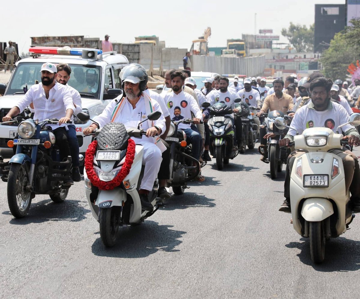 Kumaraswamy4cm's tweet photo. ಉಪಮುಖ್ಯಮಂತ್ರಿಗಳೇ ನಿಮ್ಮ ಮೂರನೇ ಮಗನ ಬೈಕಿಗೆ ಇನ್ಶೂರೆನ್ಸ್ ಇಲ್ಲ..ತಲೆಗೆ ಹೆಲ್ಮೆಟ್ ಕೂಡ ಇಲ್ಲ...
Bengaluru Traffic Police 
#karnataka #congressgovernment #bengaluru #TrafficPolice #jds #DKShivakumar https://t.co/qvW3T2ZNbi