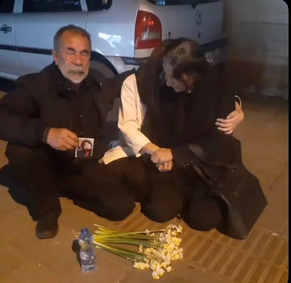 گلباران محل جانباخته قیام #رها_بهلولی‌پور، 

چقدر دردناکه ...

برای خانواده عزیزش ...💔💔

قسم به خون یاران ایستاده ایم تا پایان....