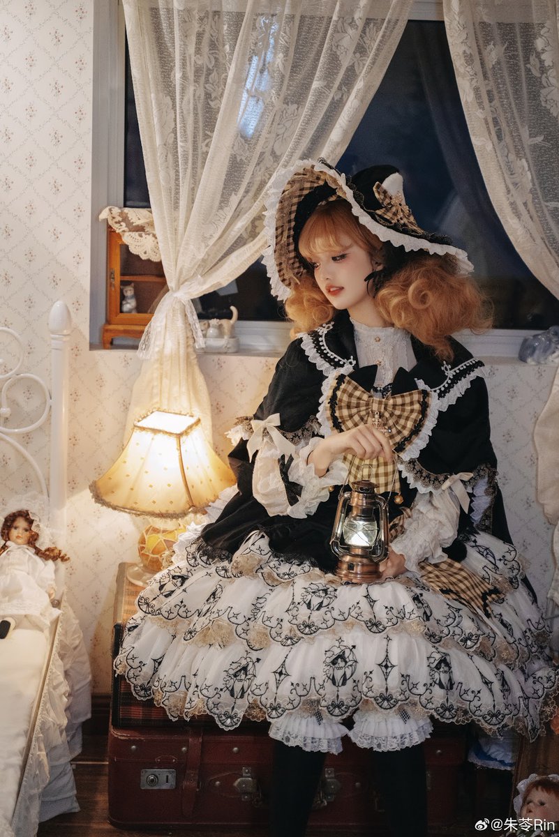 25日まで ✨ふわふわの猫耳が魔法の帽子の上に遊び心たっぷりに立って