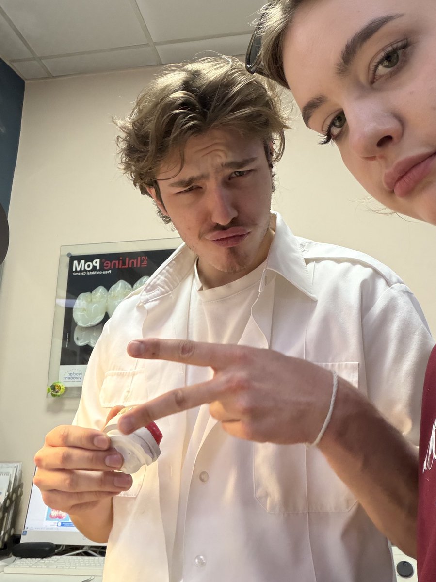 в моей семье династия стоматологов и человек которому 20 лет назад я мыла жопу не стал исключением
так мило наблюдать за его становлением как врача- студента