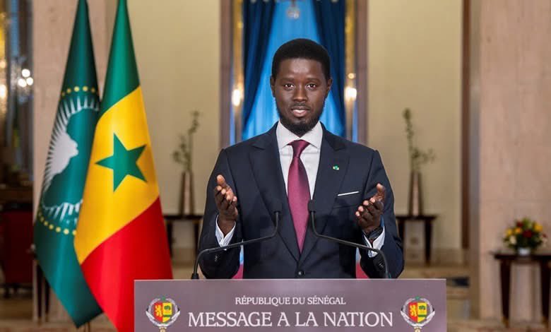 بعد أن أعلنت دولة السنغال أن اللغة العربية هي اللغة الرسمية هاهي تجعل القرآن الكريم مادة أساسية في المناهج التعليمية. 
العاقبة للجزائر، نسأل الله أن يسخر لنا رئيسا يعظم القرآن الكريم ويجعله مادة أساسية وإجبارية في جميع الأطوار الدراسية حفظا وتلاوة وتلقينا للأحكام
آمين