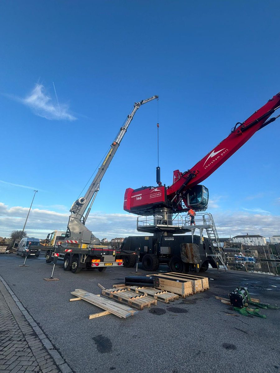 TotalLifting's tweet photo. We were hired to assist another crane hire company with a lift at Shoreham Harbour 🛥️

This CPA cross hire required one of our trusty Bocker 46's with lifting parts onto a harbour machine 🏗️

#TotalLiftingServices #BockerAK46 #CPAHire https://t.co/fL2zNVfdo8