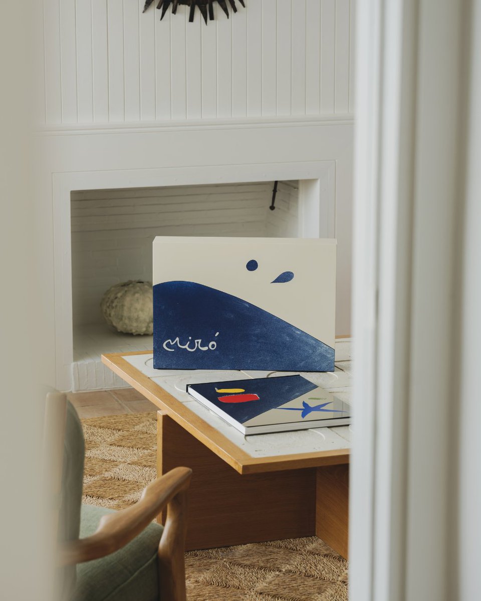 ‘Cántico del Sol’ de Joan Miró articula un universo propio a través del color y el símbolo.

Esta edición reúne una selección esencial de su producción gráfica, reflejo de un proceso creativo libre y experimental.

#ArtikaBooks #CánticoDelSol #JoanMiró #Miró #Arte