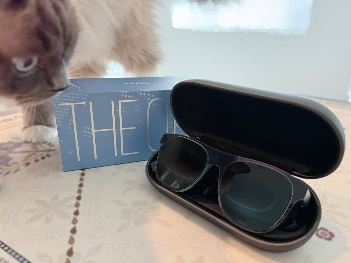 yuukikana_0u0's tweet image. リネ2のイベントでARグラスを愛用していることを話したのですが……
なんと！それを見ていたXREALの担当者様から、最新モデル【XREAL 1S】をご提供いただきました！

今までのも凄かったけど、めちゃくちゃ進化してる……👀✨
これで更に推し活が捗ります！
ありがとうございました🥰 

#XREAL #PR