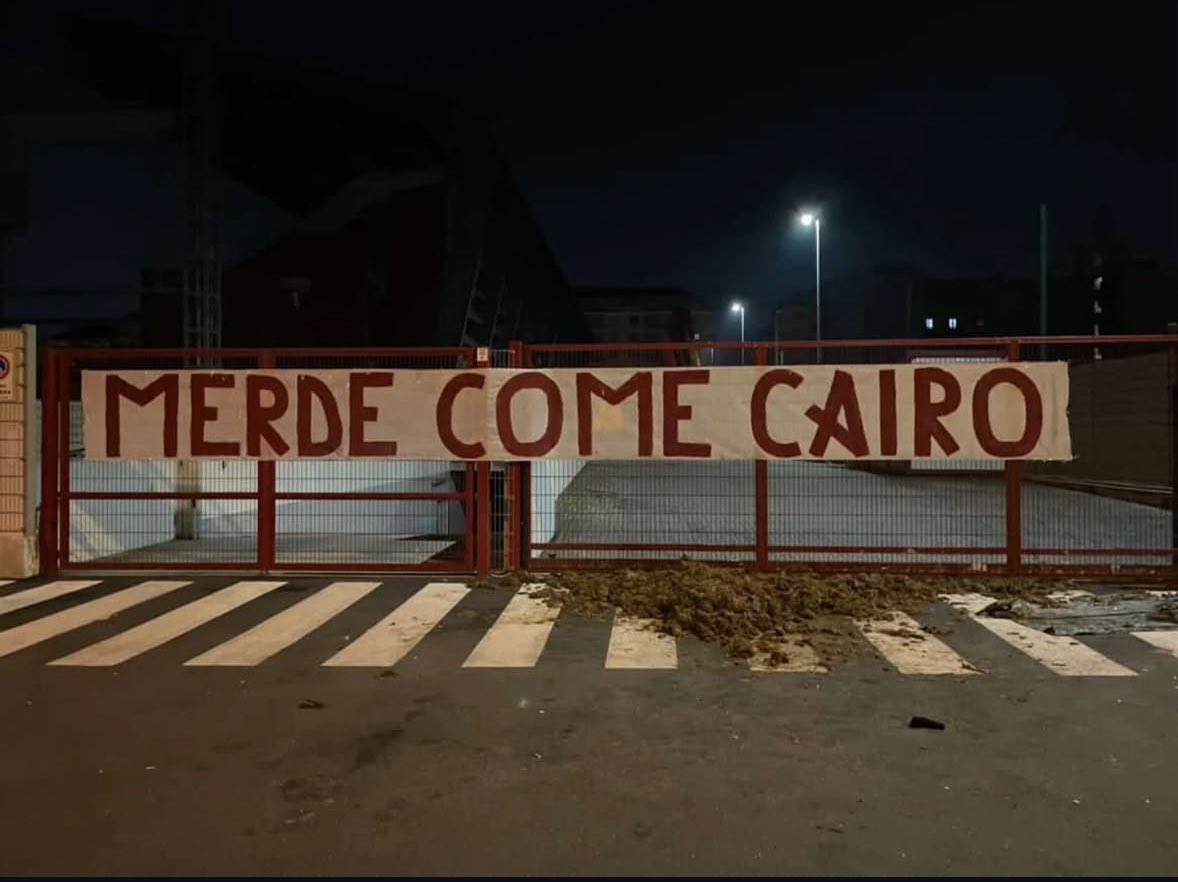 FrancyF09's tweet photo. 🔴 STRISCIONE AL FILA ACCOMPAGNATO DA VARI KG DI 💩
#CAIROVATTENE METTI IN VENDITA IL @TorinoFC_1906 https://t.co/rhInsWt6IZ