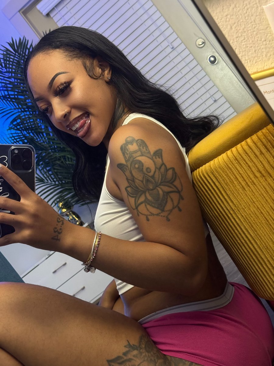 blckshnbrt's tweet photo. Sitting pretty 😍 

@MicahDaGr8 https://t.co/c4cKIffVUx