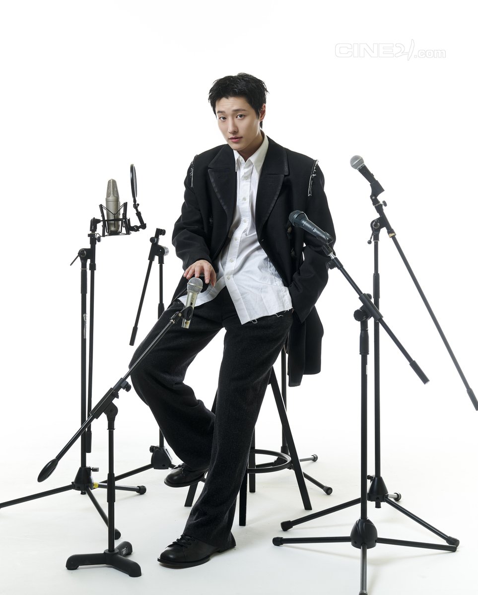 [인터뷰] '반항'이 일궈낸 새로운 챕터, <슬라이드 스트럼 뮤트> WOODZ | 씨네21
🔗cine21.com/news/view/?mag…

“이번 정규앨범을 관통하는 단어는 ‘반항’이다.
그래서 영화를 제작하겠다고 결심했을 때도 사람들이 하지 않는 것, 예상하지 못했을 것에 도전하고 싶었다.
그게 또 하나의 혁명이 되리라고