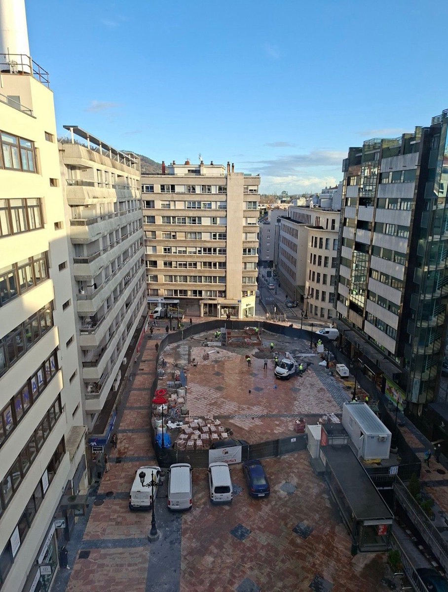 En Oviedo, nuestro Biden consistorial, se ha tomado muy en serio la política urbanística del solar impersonal implantada por Almeida.