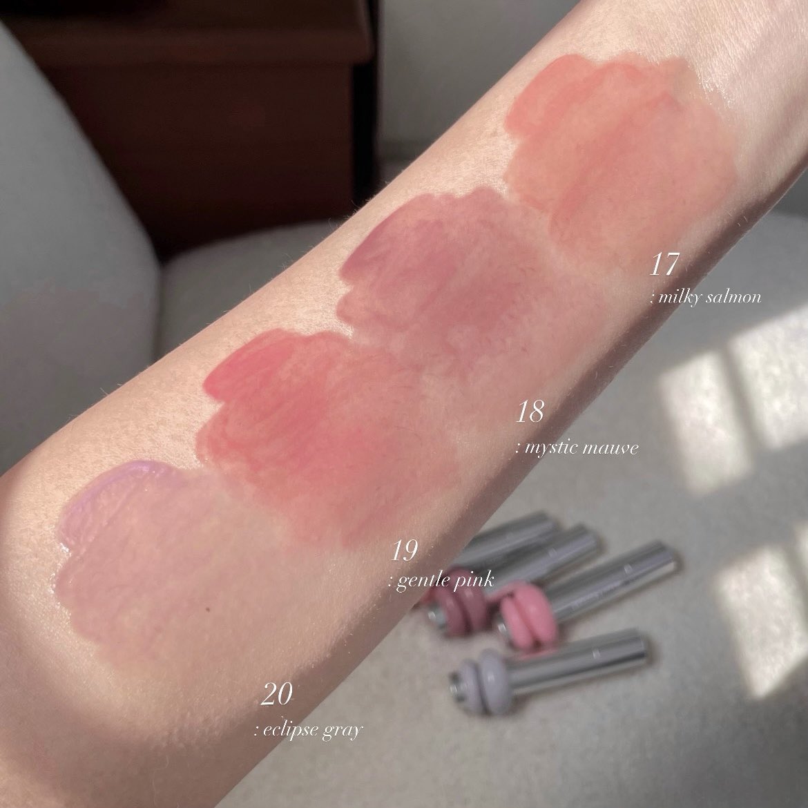 ลิปHeart percent รุ่นทิ้นกลอสสีใหม่มาแล้วว

เป็นลิปที่ฉ่ำทาแล้วปากฟีลแบบถังหูลู่ รุ่นนี้ทาทิ้งไว้สีเข้มขึ้นนิดนึงแต่ไม่เพี้ยน ทาย้ำก็ไม่เพี้ยน สีใหม่สวยมากกก มีสี20ผงนัวแห่งวงการลิป555 ทาทับสีอะไรก็จะmutedขึ้น