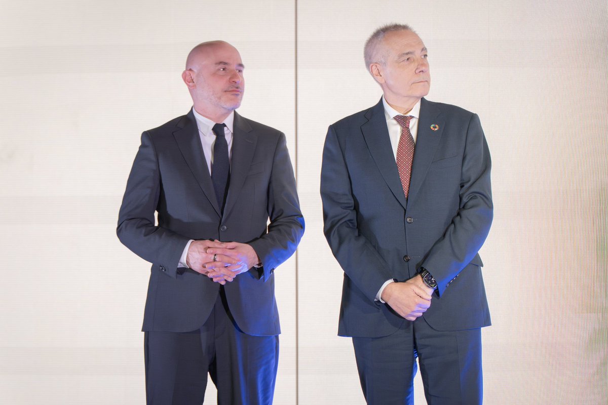 Fa unes setmanes inauguràvem la nova planta industrial de <a href="/RobSurgical/">RobSurgical</a> al Prat de Llobregat.

Ahir, als Premis Empresa de l’Any del <a href="/BancSabadell/">Banc Sabadell</a> i <a href="/PrensaIberica/">Prensa Ibérica</a>, vaig tenir el plaer de retrobar-me amb el seu equip per lliurar-los el cinquè Premi Indústria 4.0, juntament amb