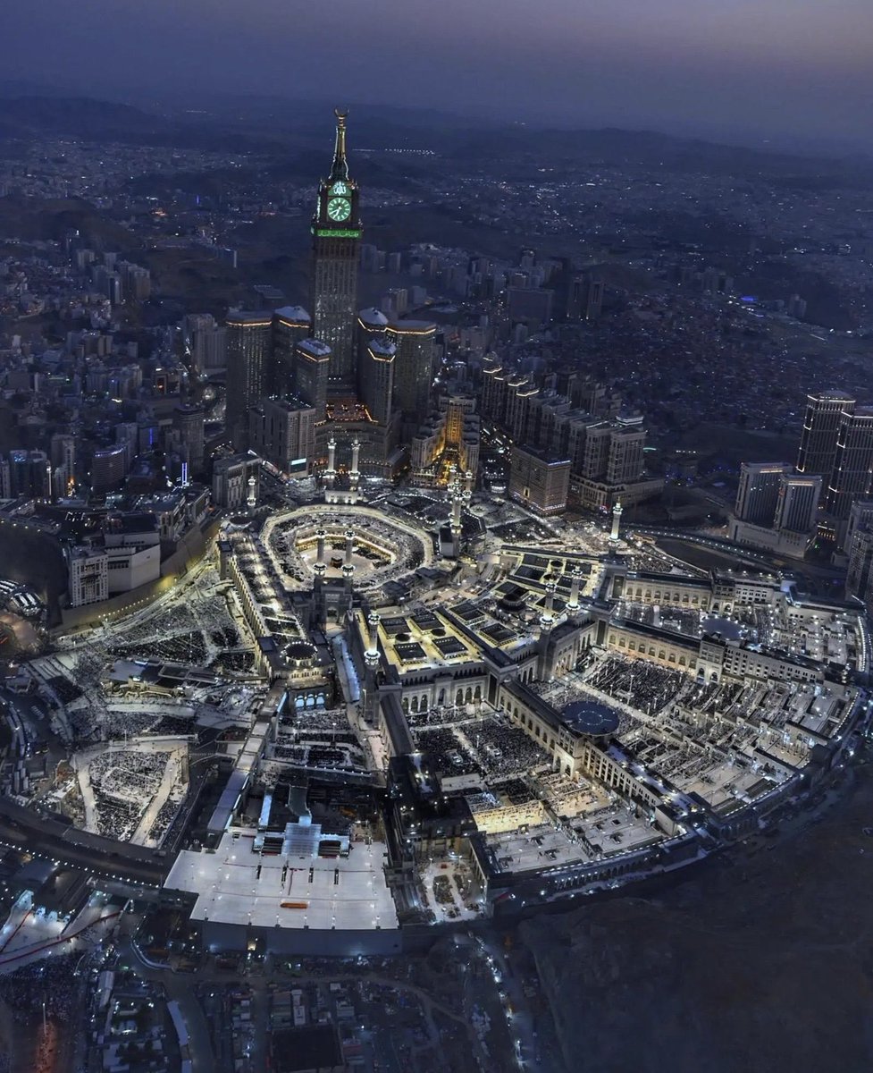 اللهمّ زد هذا البيت تشريفاً.

من الغباء أن تُقارن #مكة_المكرمة بأي عمران دنيوي! 
و من باب قدسيّة بيت الله وحرمته وعظمته.

و من يظنّ أن مكّة ورقةُ مفاخرةٍ يلوّح بها، فقد اختزل قدسيّتها بأي إنجاز دنيوي، وتناسى أنّها أمانةٌ الله لكلّ المسلمين.

#مكّة ليست مُلكاً لأحد،، وإن كان لأحدٍ