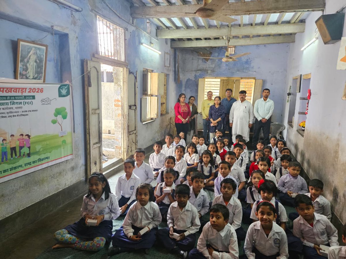 FciMalda's tweet photo. #स्वच्छतापखवाड़ा2026 के तहत स्कूली बच्चों में स्वच्छता और स्वास्थ्य के प्रति जागरूकता बढ़ाने के उद्देश्य से जागरूकता शिविर का आयोजन किया गया। बच्चों ने उत्साहपूर्वक स्वच्छता गतिविधियों में भाग लिया और स्वच्छ भारत का संकल्प लिया।
#SpecialCleanlinessDrive
#SwacchtaPakhwada
#FCI https://t.co/91C1Z12V74