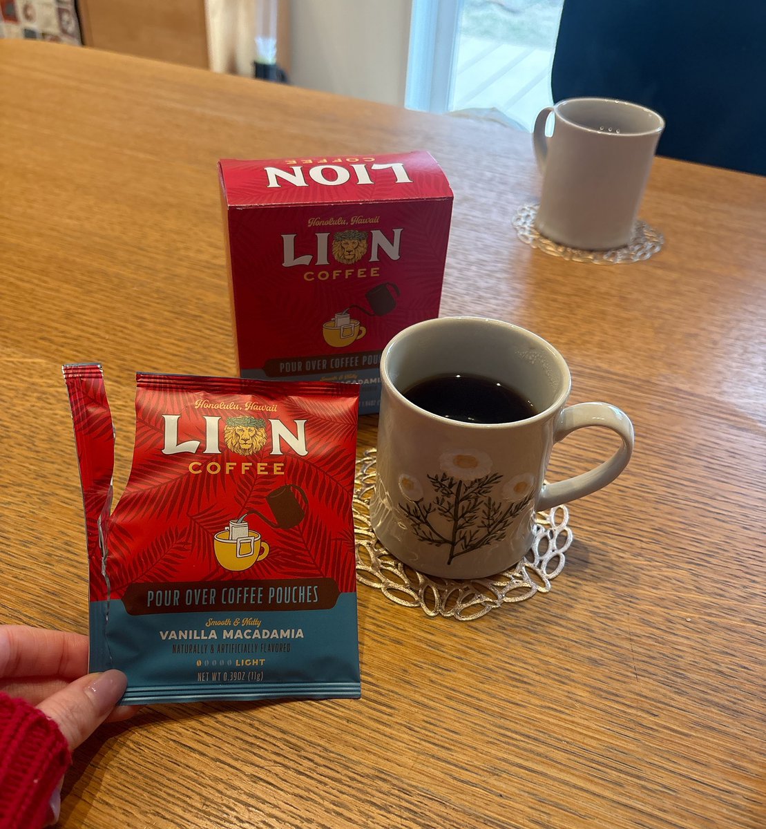 きょう午後からは
ラボの大事な仲間がハワイ旅行のお土産を
持ってきてくれました🥺🌴🌊🌺🌈
LION COFFEE！！！🦁☕𓈒𓏸︎︎︎︎
香りがめちゃくちゃ甘いのに
ちゃんとコーヒーの味で
スパイスも感じるという、
唯一無二なコーヒーでした🥹✨️⟡.·
ありがとう〜💕