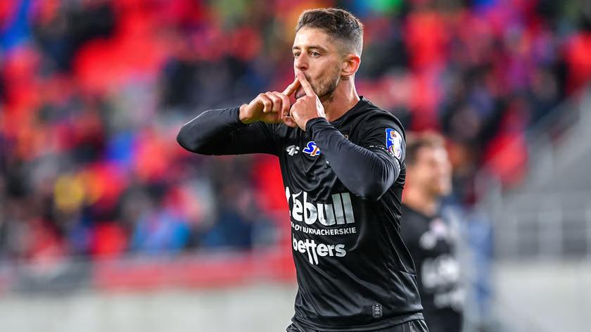 🗣️📰 | <a href="/adridalmau94/">Adrián Dalmau</a>: The Footballer Who Redefined His Career Through Nutrition
The striker sat down with <a href="/sobis_es/">Daniel Sobis</a> for an engaging interview with <a href="/beINSPORTSUSA/">beIN SPORTS USA</a>.
🇵🇱 His time in Poland
🥗 Nutrition as a Profession
📜 Building a Legacy Beyond the Pitch
➡️ beinsports.com/en-us/soccer/p…