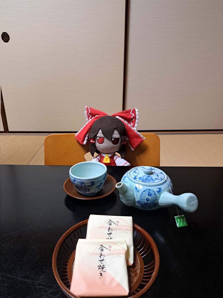 Urnukka's tweet photo. Tea for Reimu, beer for me

We're both jealous of eachothers https://t.co/j9HHCivN0U
