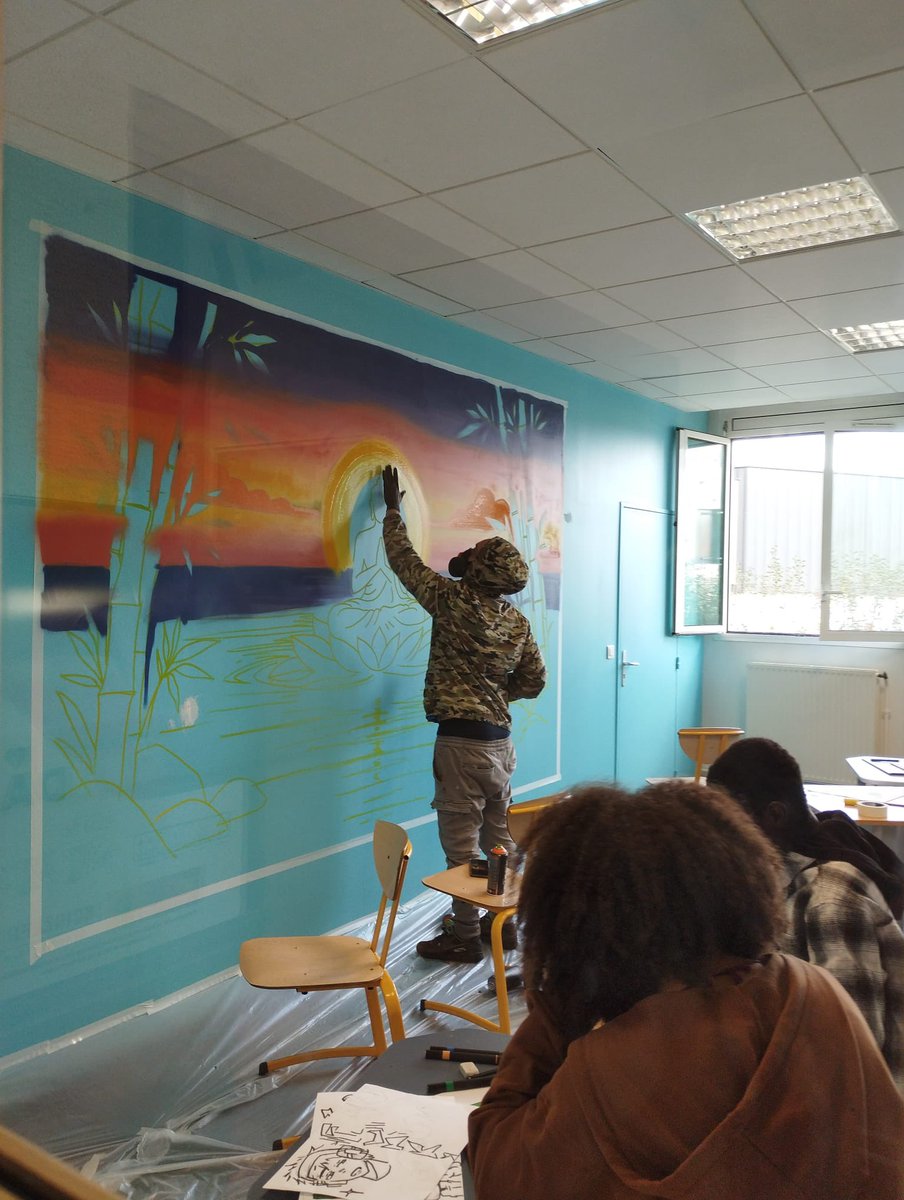 k_dridi's tweet photo. Lors du dispositif École Ouverte, un groupe d’élèves engagés dans la vie du collège a réalisé une fresque pour illustrer la Salle Zen, lieu d’apaisement et de gestion des émotions accessible aux élèves lorsqu’ils en ressentent le besoin.
#ÉcoleOuverte #BienÊtre #ClimatScolaire https://t.co/s6bPbJZZNU