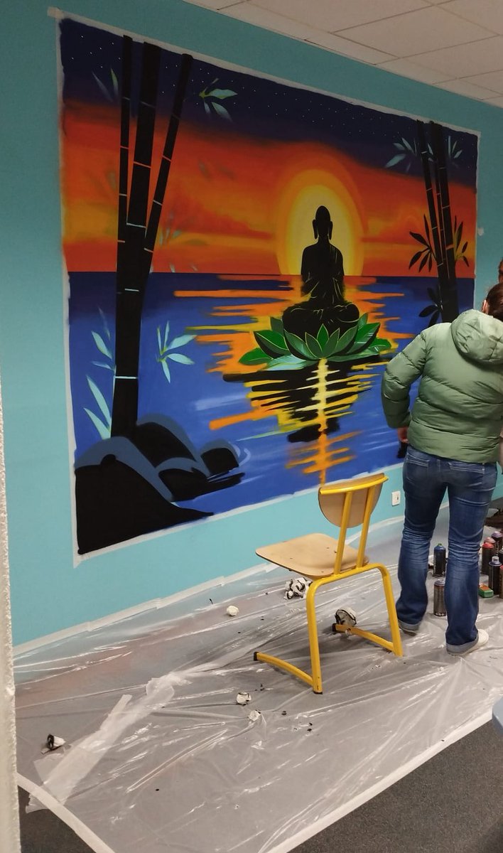k_dridi's tweet photo. Lors du dispositif École Ouverte, un groupe d’élèves engagés dans la vie du collège a réalisé une fresque pour illustrer la Salle Zen, lieu d’apaisement et de gestion des émotions accessible aux élèves lorsqu’ils en ressentent le besoin.
#ÉcoleOuverte #BienÊtre #ClimatScolaire https://t.co/s6bPbJZZNU
