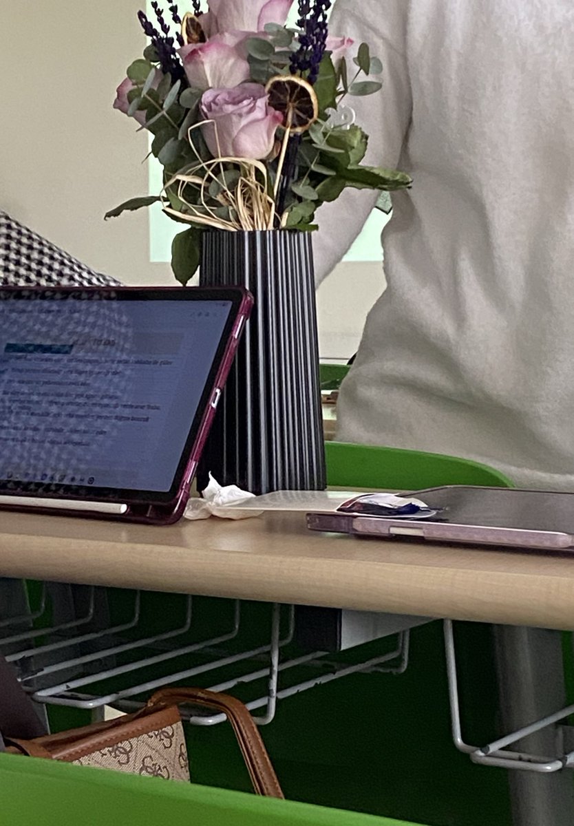 kız çiçeğini derse getirmiş ksjdşcjsldk benim ilk kez çiçek alınca ne yapacağımı bilemeyiş