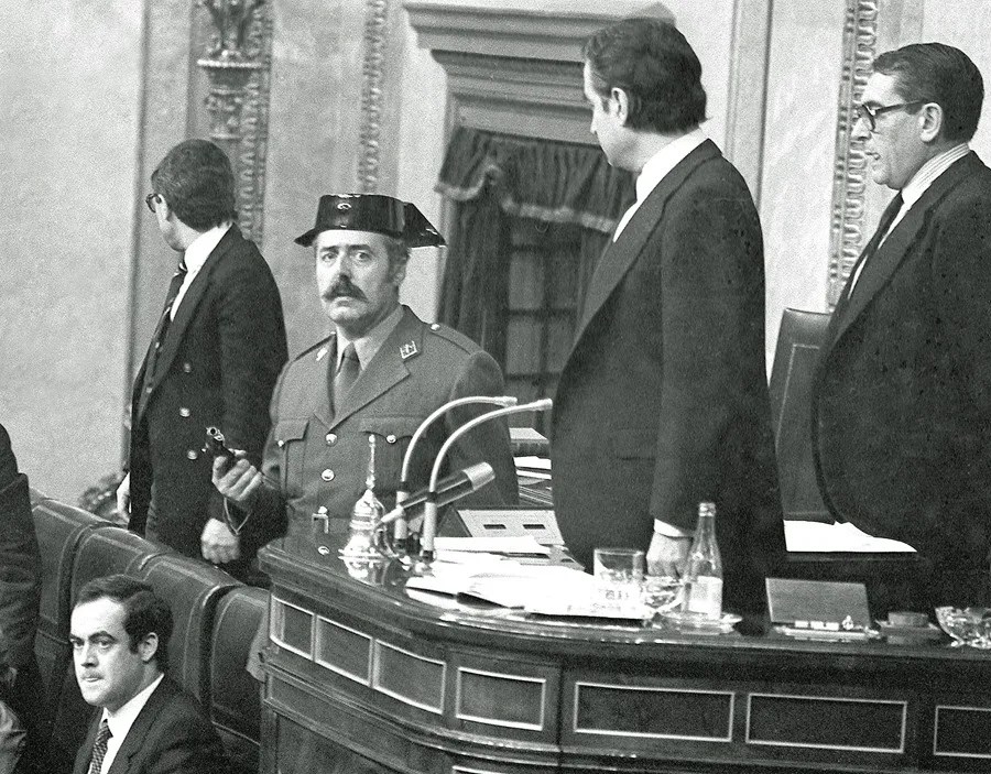 🔴SE FILTRA CONTENIDO DE LOS DOCUMENTOS DEL 23F DESCLASIFICADOS.

1- Tejero tomó el Congreso.
2-Era G.Civil, tenía bigotes y saco una pistola.
3-Diputados del PSOE se cagaron en el Escaño.
4-S.Carrillo era Ateo, rezó por 1ra vez.
5-Sanchez paró el Golpe.

En fin, nada nuevo🤣