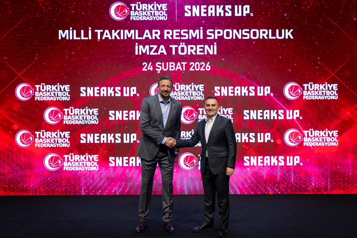 TBF's tweet photo. Sneaks Up, Milli Takımlar Resmi Sponsoru Oldu

Türkiye Basketbol Federasyonu (TBF) ile Sneaks Up arasında imzalanan sponsorluk anlaşmasıyla Sneaks Up; Milli Takımlarımızın resmi sponsorları arasına katıldı.

Türkiye genelinde 70’i aşan mağazaya sahip olan spor perakende markası Sneaks Up, gençlerle basketbol kültürü etrafında bugüne kadar kurduğu bağı, Türkiye Basketbol Federasyonu ile yaptığı resmi sponsorluk anlaşmasıyla stratejik bir iş birliğine dönüştürdü.

Türkiye Basketbol Federasyonu Başkanı Hidayet Türkoğlu, “Türkiye Basketbol Federasyonu ve Sneaks Up arasındaki iş birliği enerjiyi, tutkuyu ve basketbol kültürünü bir araya getiren değerli bir ortaklıktır. Sneaks Up’ın dinamizmi ve genç odaklı yaklaşımıyla Türk basketbolunun geleceğine birlikte değer katacağımıza yürekten inanıyorum. Anlaşmanın hayırlı olmasını diliyor, emeği geçen herkese teşekkür ediyorum.” dedi.

Sneaks Up CEO’su Mustafa Ünal “Basketbol Milli Takımlar Resmi Sponsoru olmaktan ve Türk basketbolunun kültürel gelişimine katkı sunacak bir yapının parçası olmaktan büyük mutluluk duyuyoruz. Basketbol, gençler için yalnızca bir spor değil; kimliklerini inşa ettikleri, kendilerini ifade ettikleri ve bir kültürün parçası oldukları güçlü bir gelişim alanı. Başta Basketbol Gelişim Merkezi’nde olmak üzere gençlerin basketbol aracılığıyla kendilerini ifade etmelerine ve bu kültürün yeni nesilde farklı ve özgün biçimlerde yaşatılmasına katkı sunmayı amaçlıyoruz. Türkiye’de basketbol ekosisteminin sürdürülebilir büyümesine destek olmak, gençlerin hayallerine eşlik etmek, sahadaki tutkuyu stil ve kültürle buluşturmak en büyük dileğimiz.”

Detaylı bilgi için: https://t.co/3jmW4ON6Af