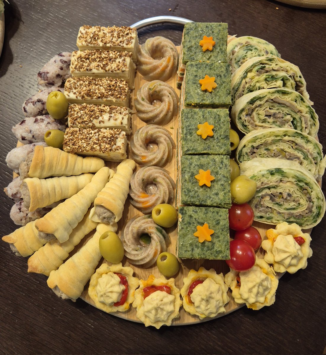 Umetnost posne trpeze 👨‍🍳

- pihtije od tunjevine
- rolati
- fišeci punjeni paštetom od sardine
- "suši" valjčići od pirinča
- korpice sa ajvarom i humusom
- slana rozenka
- šarena slana torta
I još mnogo toga....
