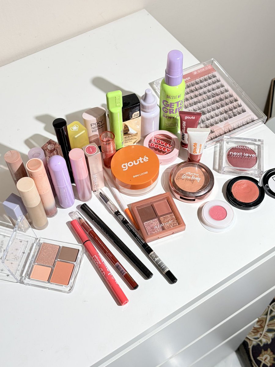 Abis ngeberesin rak makeup, dan ini ada beberapa makeup-makeup yang HARGANYA dibawah 50ribu tapi menurutku produknya bagus-bagus 🤩❤️

Sekalian aku infoin produknya yah buat referensi makeup lebaran