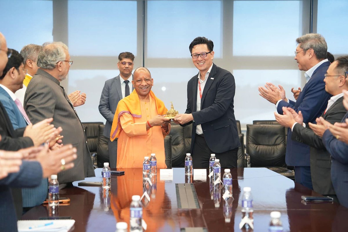 myogiadityanath's tweet image. Held an engaging discussion with Mr. Kerry Mok, President and Chief Executive Officer of SATS, in Singapore today.

In his presence, SATS Ltd signed an MoU for the development of a world class cargo complex at Noida International Airport, Jewar, along with the establishment of a