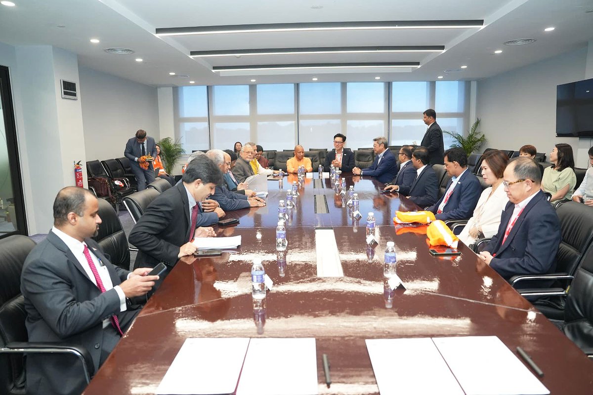 myogiadityanath's tweet image. Held an engaging discussion with Mr. Kerry Mok, President and Chief Executive Officer of SATS, in Singapore today.

In his presence, SATS Ltd signed an MoU for the development of a world class cargo complex at Noida International Airport, Jewar, along with the establishment of a