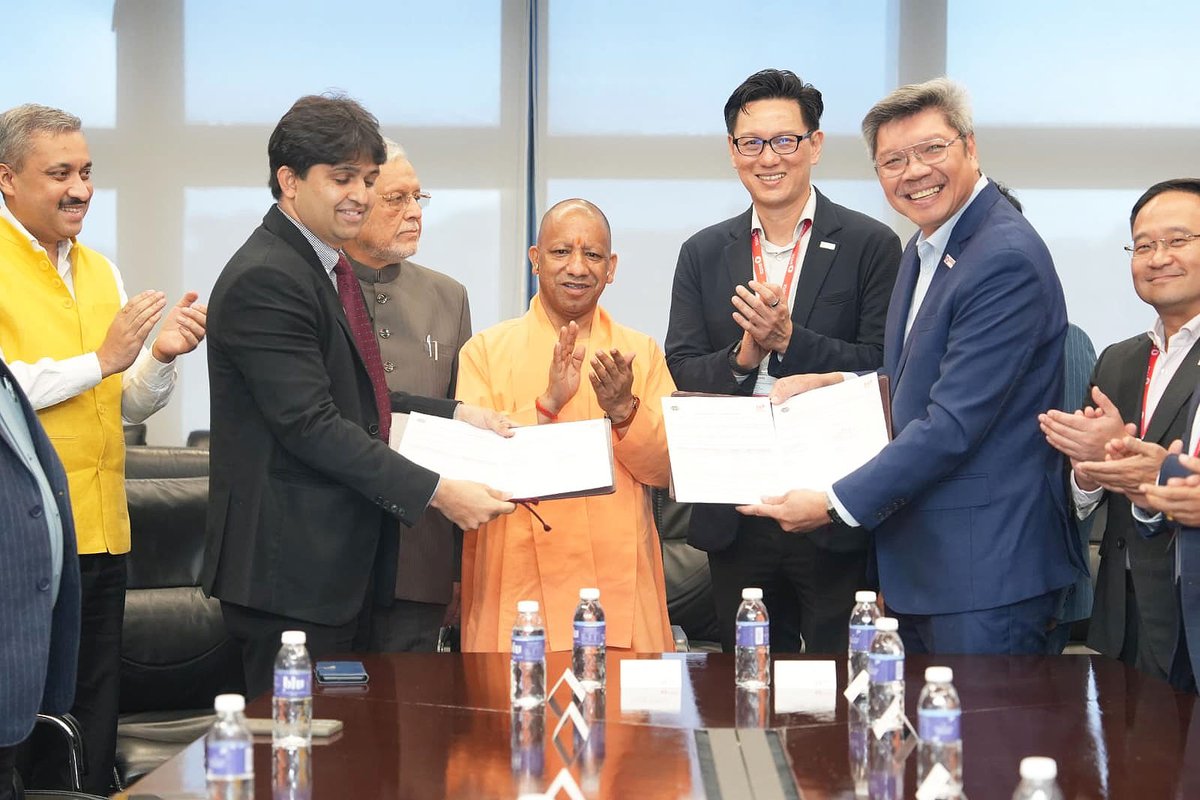 myogiadityanath's tweet image. Held an engaging discussion with Mr. Kerry Mok, President and Chief Executive Officer of SATS, in Singapore today.

In his presence, SATS Ltd signed an MoU for the development of a world class cargo complex at Noida International Airport, Jewar, along with the establishment of a