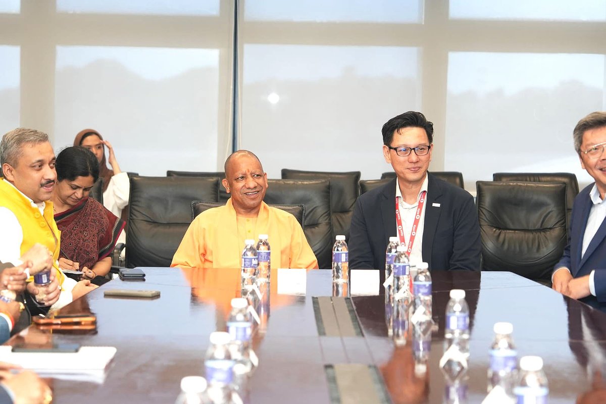 myogiadityanath's tweet image. Held an engaging discussion with Mr. Kerry Mok, President and Chief Executive Officer of SATS, in Singapore today.

In his presence, SATS Ltd signed an MoU for the development of a world class cargo complex at Noida International Airport, Jewar, along with the establishment of a