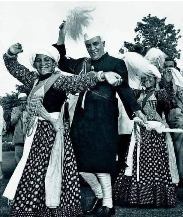 कांग्रेस के सबसे बड़े मालिक चचा नेहरू द्वारा किए गए कार्यो की चर्चा करते हैं।

1. सन 1950-51 में नेपाल के राजा त्रिभुवन ने नेपाल को भारत में विलय करने की प्रस्ताव दिया था। चाचा ने इन्कार कर दिया था।

2. 1948 में बलुचिस्तान के नवाब खान ने चाचा को पत्र लिखकर बाकायदा अनुरोध किया था