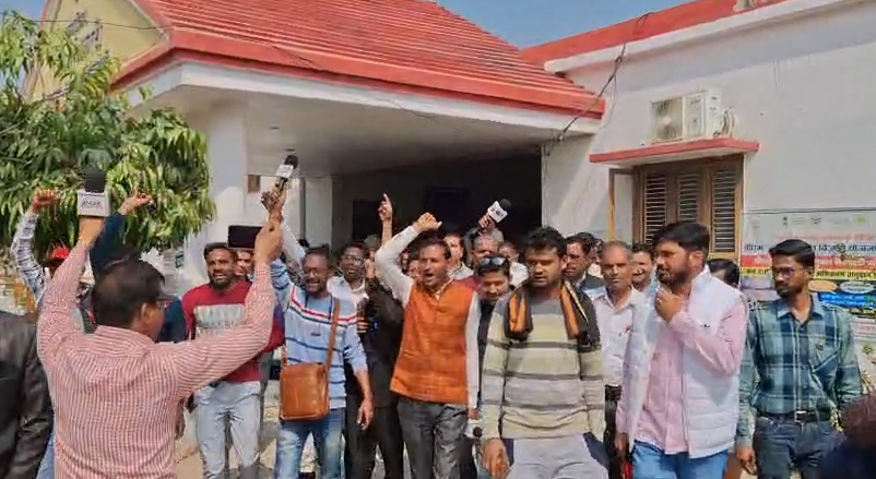 bstvlive's tweet photo. संभल : टीवी चैनल के पत्रकार पर हमला मामला
➡संभल मुख्यालय पर पत्रकारों का प्रदर्शन
➡रामपुर में हुआ था सुनील राघव पर हमला
➡डीएम, एसपी को दिया कार्रवाई के लिए ज्ञापन
#Sambhal #Journalis #tAttack #Protest @sambhalpolice @rampurpolice @Uppolice @dgpup https://t.co/yHoGGyxtbp