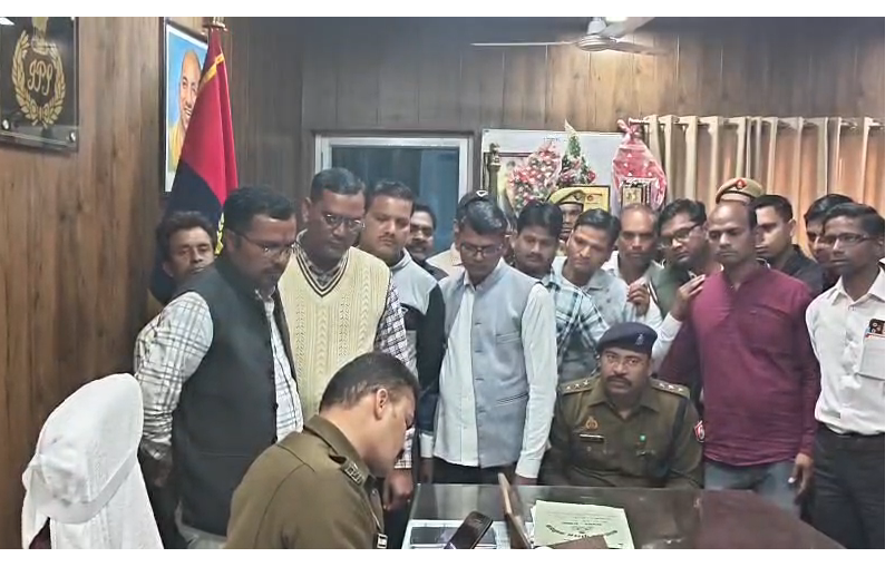bstvlive's tweet photo. संभल : टीवी चैनल के पत्रकार पर हमला मामला
➡संभल मुख्यालय पर पत्रकारों का प्रदर्शन
➡रामपुर में हुआ था सुनील राघव पर हमला
➡डीएम, एसपी को दिया कार्रवाई के लिए ज्ञापन
#Sambhal #Journalis #tAttack #Protest @sambhalpolice @rampurpolice @Uppolice @dgpup https://t.co/yHoGGyxtbp