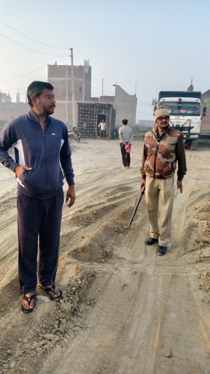 bstvlive's tweet photo. औरैया : उपजिलाधिकारी सदर का चेकिंग अभियान
➡16 डम्परों की सघन जांच की गई
➡4 डम्पर, अवैध परिवहन करते पकड़े गए
➡कुल 2.45 लाख का जुर्माना वसूला गया
#Auraiya #CheckingDrive #IllegalTransport https://t.co/wDtiz2bpXl