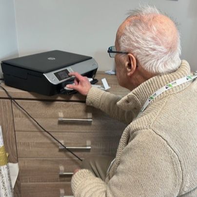 careiscentral's tweet photo. Staying creative and feeling good is all part of our mission at Marigold House Care Home in #LeightonBuzzard.

From flower arranging, to a morning with the brilliant volunteers of “You can do IT" and, as requested, a nail care session. All help bring our community together https://t.co/DAXRuGGn9Q