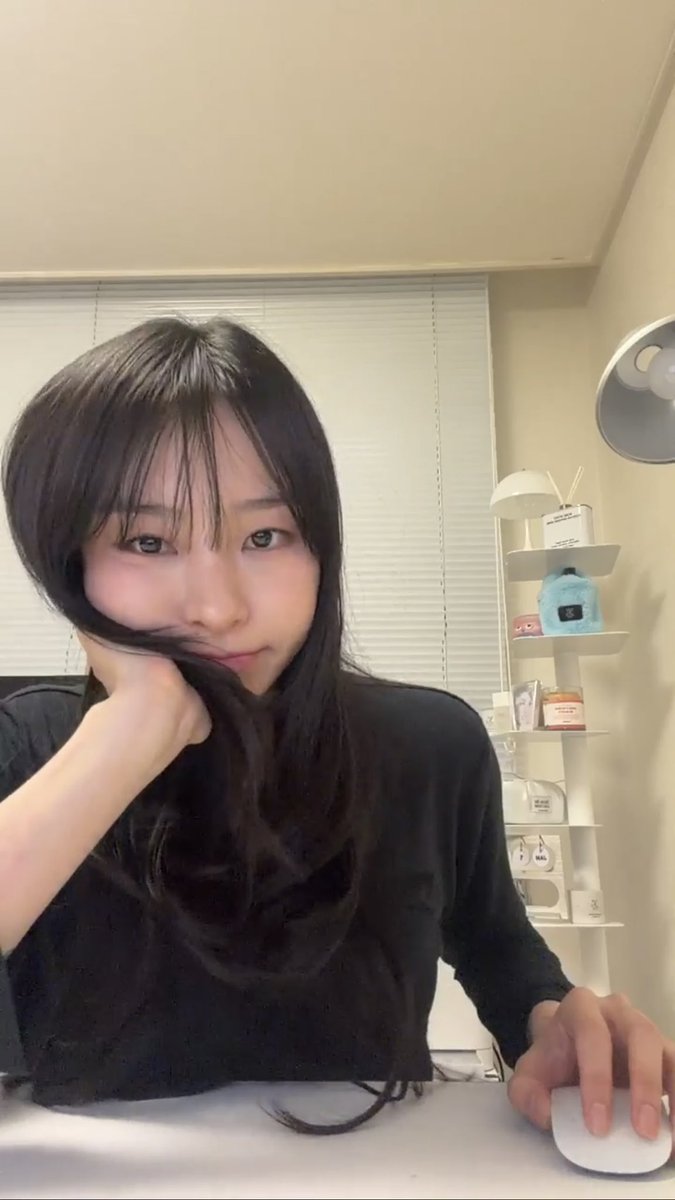라방 중에 가끔 무심하게 카메라 슥 보다가 귀여운 표정 지을 때… 진짜 너무 좋음