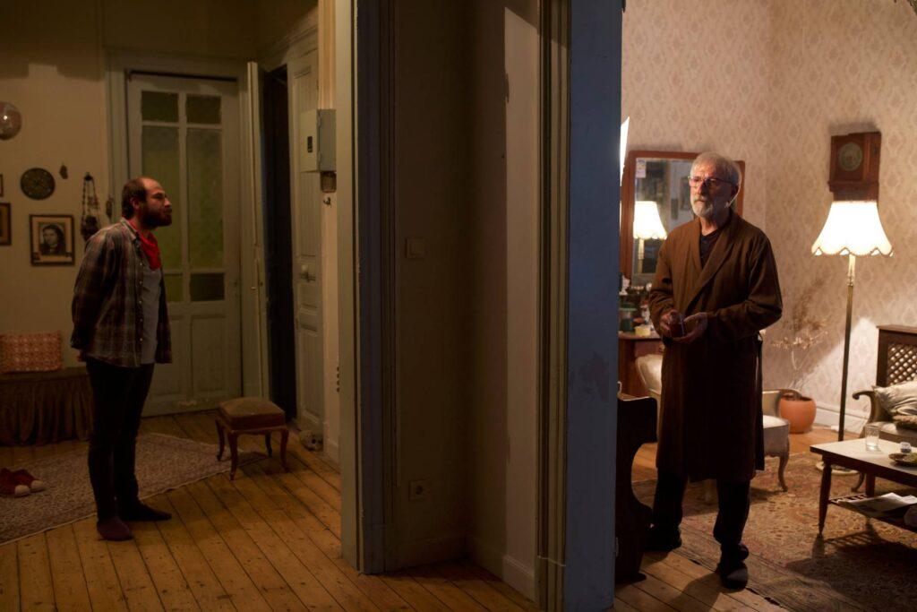 🎭"Büyük Zarifi Apartmanı"ndan zorunlu mola

▪️istos Sahne'nin mekâna özgü ilk oyunu “Büyük Zarifi Apartmanı”, ekonomik koşullar nedeniyle belirsiz bir süre sahnelenemeyecek. 2023’te prömiyer yapan ve 181 kez sahnelenen yapım, tarihî gerçeklerden yola çıkarak İstanbul Rumlarının