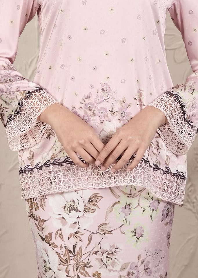 thenamessha's tweet photo. This brand really knows how to pull us in 😍 Cantik betul details dekat semua baju. Makin lama tengok makin jatuh hati https://t.co/0iawV5PqGZ