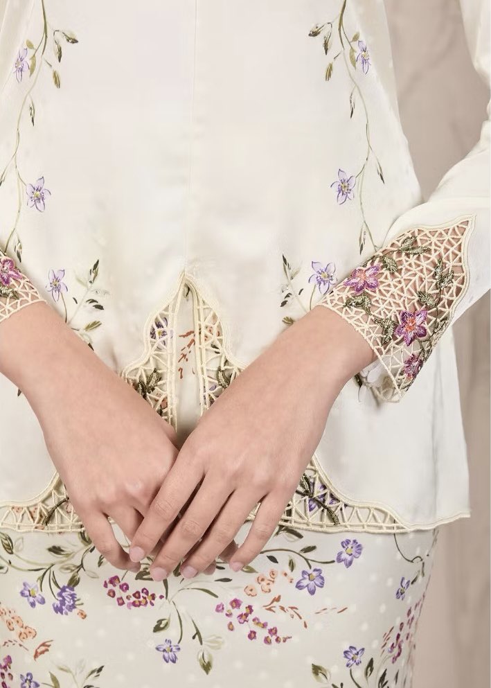 thenamessha's tweet photo. This brand really knows how to pull us in 😍 Cantik betul details dekat semua baju. Makin lama tengok makin jatuh hati https://t.co/0iawV5PqGZ