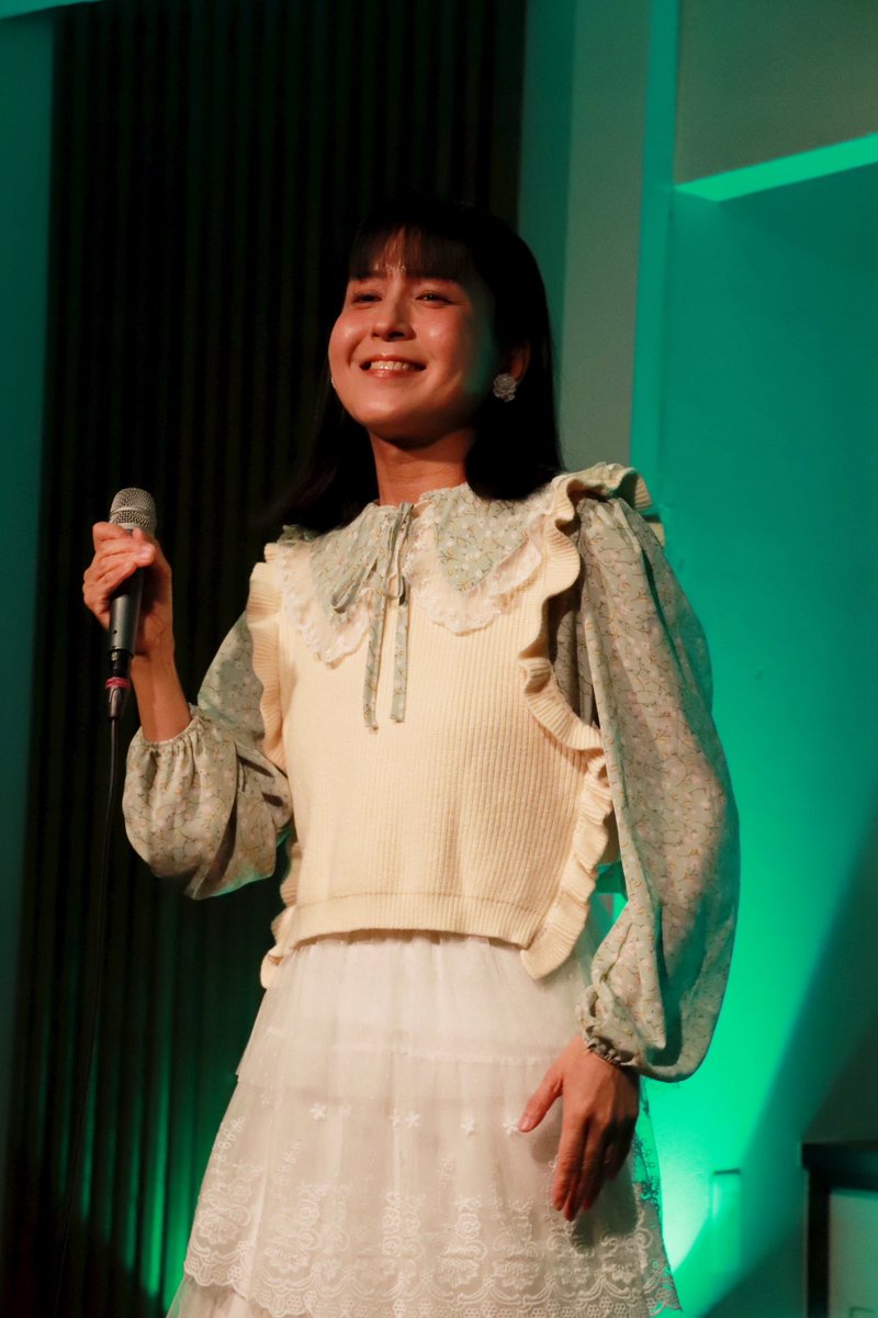 kohana_singer's tweet photo. ライブのお写真いただきました🤲🏻🤍

この日は春らしさを出したくて新しく
お花のイヤリング���付けてみました🌸

こはなスマイル全開のニッコニコ！☺️
素敵なショットありがとうございます🙇🏻‍♀️

Photo：く〜ちゃんさん
@freedom05tk https://t.co/1Y54tqOQW5