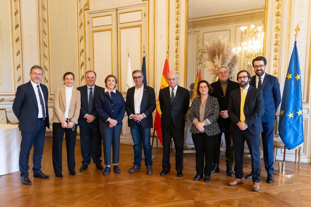 El alcalde de Burdeos, Pierre Hurmic, entregó al Cónsul General de España, José Mª Ferré, la Medalla de la Ciudad de Burdeos. La entrega tuvo lugar en el Ayuntamiento.