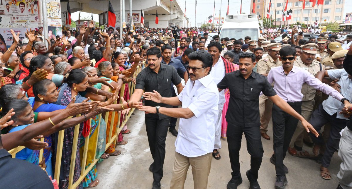 VinodthVj's tweet photo. கன்னியாகுமரி மாவட்டத்தில் பல்வேறு அரசு நிகழ்ச்சிகளில் கலந்துகொள்வதற்காக தூத்துக்குடியிலிருந்து கன்னியாகுமரி செல்லும் வழியில், மாண்புமிகு தமிழ்நாடு முதலமைச்சர் திரு. @mkstalin அவர்களுக்கு பெருந்திரளான பொதுமக்கள் உற்சாக வரவேற்பு அளித்தனர். https://t.co/3AN4O9Ecxu