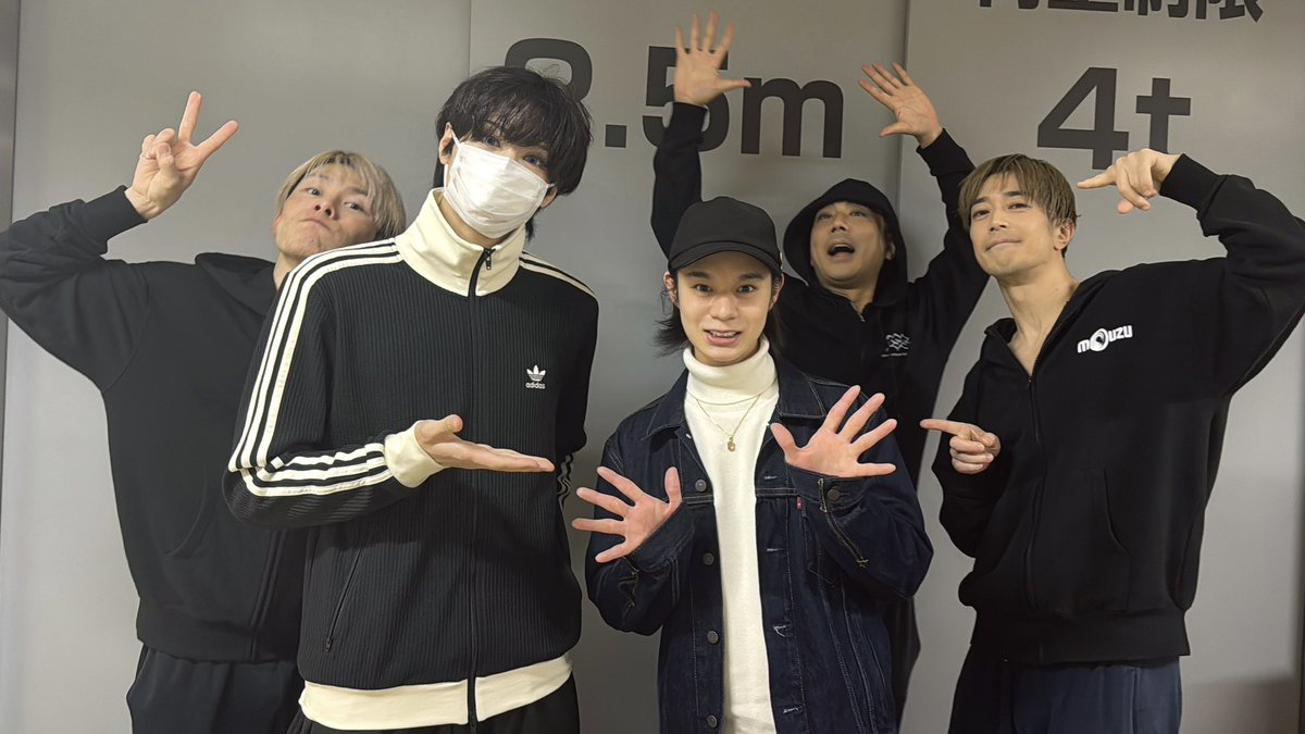 trampshunya's tweet photo. 終演後、
挨拶にいかせていただいたら、

みんな疲れてるはずなのに、
沢山の仲間が逆に声をかけてくれたり、
写真も一緒に撮ってくれました。

大千穐楽を無事にこの作品が迎えられるよう、僕も刀ミュカンパニーの一員として
応援しています。

皆様引き続き、刀ミュをお楽しみください！

#刀ミュ https://t.co/WlewsQZ9SQ