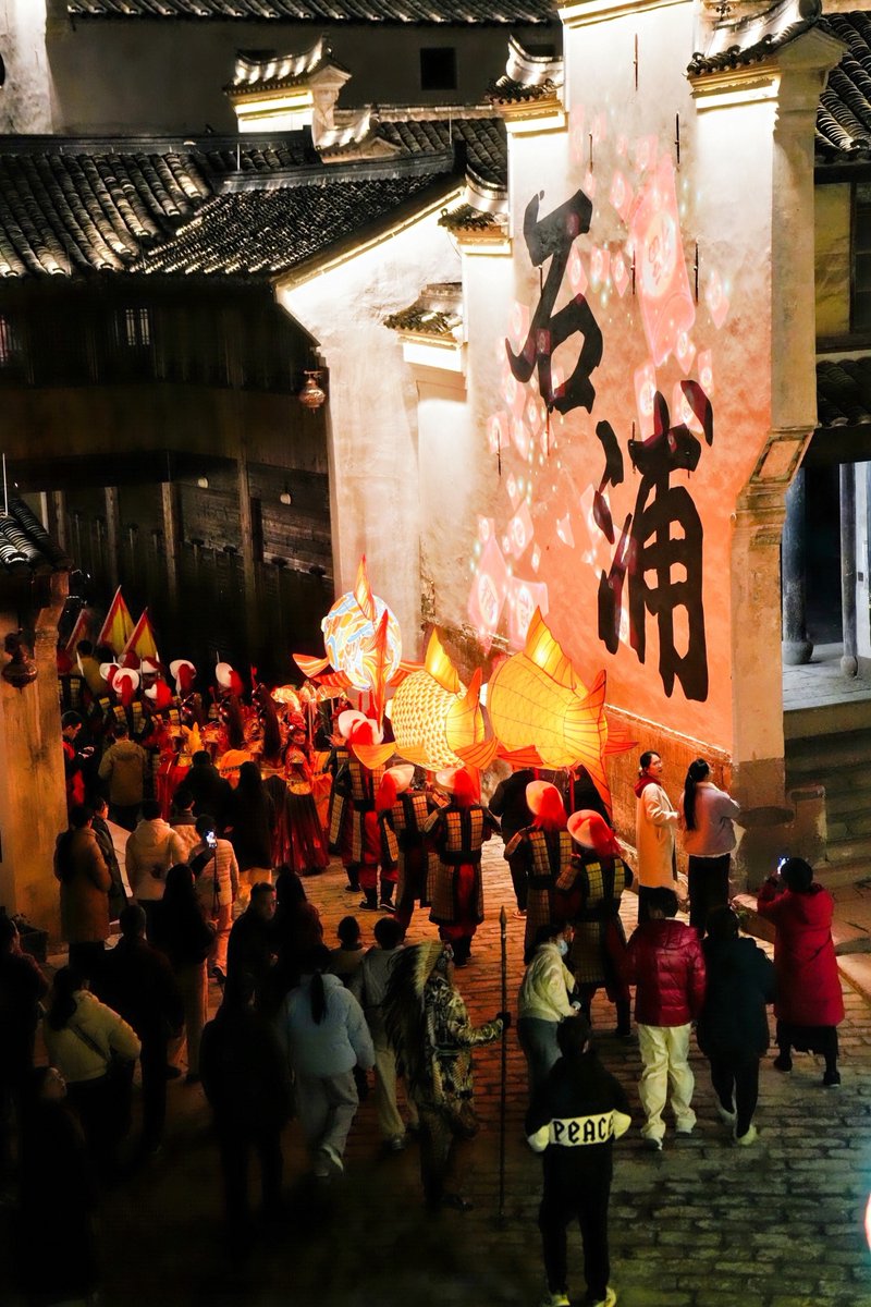 ningbotoday99's tweet photo. Holidays may be over, but the Chinese New Year spirit stay ✨At Shipu Ancient Town, giant fishing lanterns parade through the streets, filling the night with vibrant colors, twinkling lights, and festive cheer. 🐟🏮🧧🎉@ZhengguanNews
#SpringFestivalGifts #IntangibleCulturalHeritageGifts