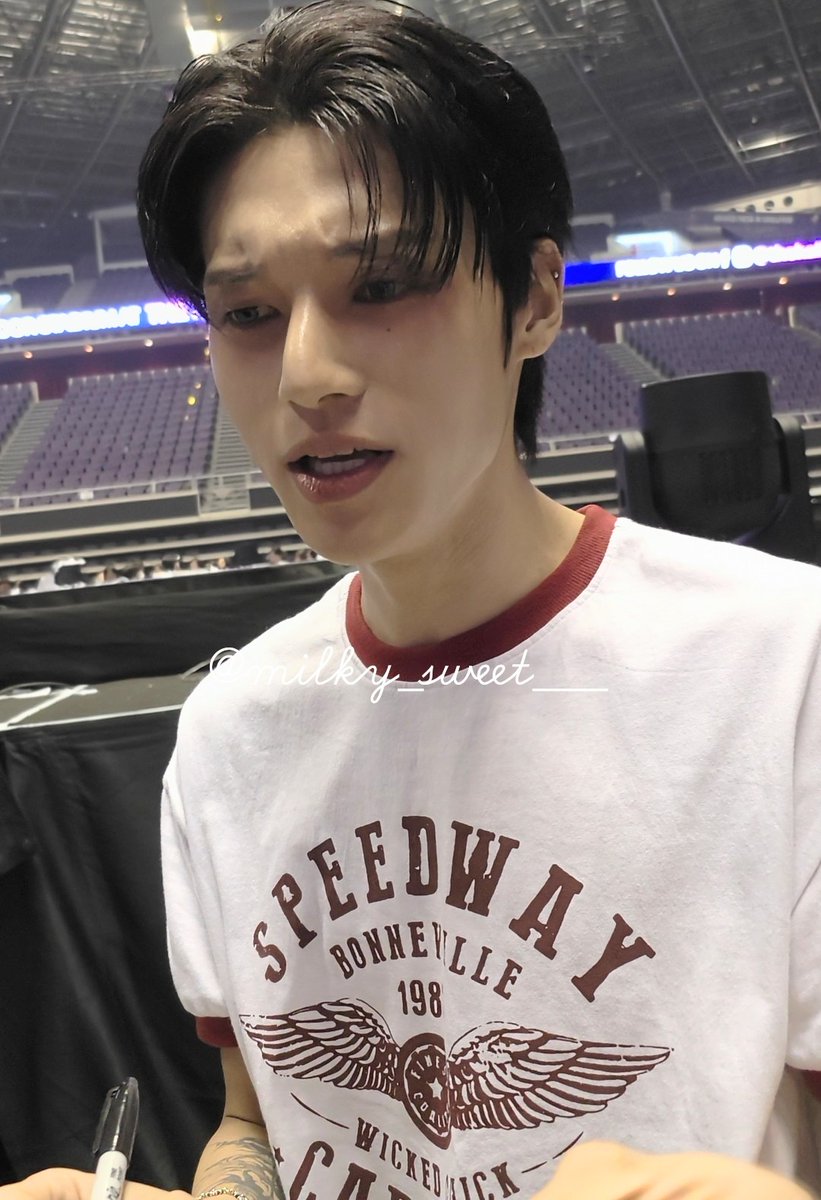 260222 🇸🇬SendOff

ウヨンちゃんに可愛い~❕って言ったらこの顔されてしまいましたが、あなたは本当に可愛いんですよ。

#ATEEZ #에이티즈 #WOOYOUNG #우영 #ウヨン #InYourFantasyinSG