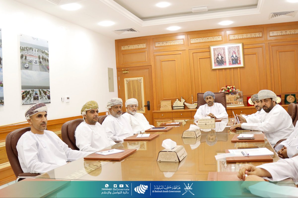 BsGovernate's tweet photo. تواصل اللجنة الرئيسية لتسمية الشوارع بمحافظة جنوب الباطنة، برئاسة سعادة المهندس مسعود بن سعيد الهاشمي، محافظ جنوب الباطنة، جهودها الحثيثة لتنفيذ نظام العنونة الموحد، في إطار تعزيز البنية التنظيمية وتطوير المشهد الحضري بالمحافظة.

وقد بلغت نسبة الإنجاز في مشروع تسمية الشوارع المعتمدة نحو 50%، حيث تحرص اللجنة على اختيار أسماء تجسّد الهوية العُمانية الأصيلة، وتعكس الموروث الثقافي والسمات الجغرافية لكل ولاية، بما يسهم في إبراز الخصوصية المحلية وتعزيز الانتماء إلى المكان.

حضر الاجتماع عددٌ من أصحاب السعادة ولاة المحافظة، ونوابِ الولاة، ومديري العموم ، وعددٌ من المعنيين.

ويأتي هذا المشروع ضمن خطة متكاملة تهدف إلى تنظيم العناوين وتسهيل الوصول إلى المواقع، بما يخدم الجوانب الخدمية والتنموية، ويدعم مسيرة التطوير الشامل التي تشهدها المحافظة.

@RadioMuscat