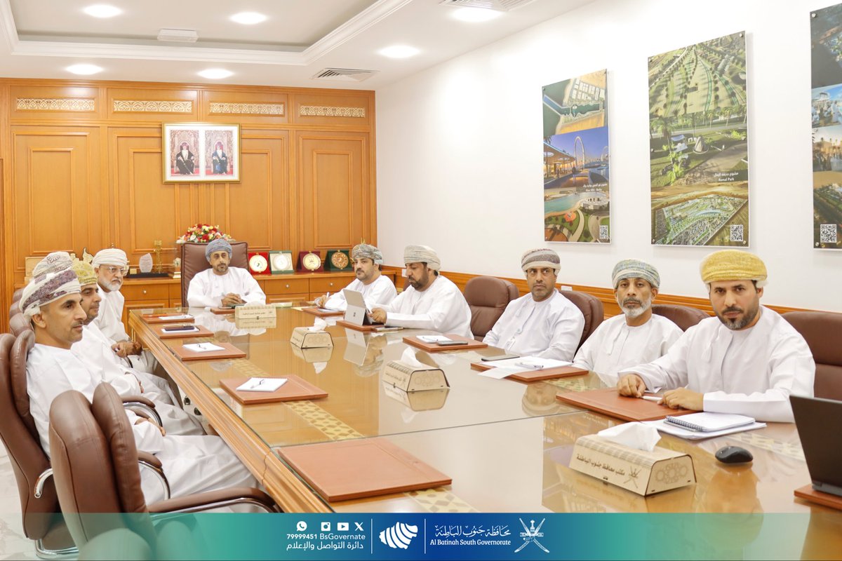 BsGovernate's tweet photo. تواصل اللجنة الرئيسية لتسمية الشوارع بمحافظة جنوب الباطنة، برئاسة سعادة المهندس مسعود بن سعيد الهاشمي، محافظ جنوب الباطنة، جهودها الحثيثة لتنفيذ نظام العنونة الموحد، في إطار تعزيز البنية التنظيمية وتطوير المشهد الحضري بالمحافظة.

وقد بلغت نسبة الإنجاز في مشروع تسمية الشوارع المعتمدة نحو 50%، حيث تحرص اللجنة على اختيار أسماء تجسّد الهوية العُمانية الأصيلة، وتعكس الموروث الثقافي والسمات الجغرافية لكل ولاية، بما يسهم في إبراز الخصوصية المحلية وتعزيز الانتماء إلى المكان.

حضر الاجتماع عددٌ من أصحاب السعادة ولاة المحافظة، ونوابِ الولاة، ومديري العموم ، وعددٌ من المعنيين.

ويأتي هذا المشروع ضمن خطة متكاملة تهدف إلى تنظيم العناوين وتسهيل الوصول إلى المواقع، بما يخدم الجوانب الخدمية والتنموية، ويدعم مسيرة التطوير الشامل التي تشهدها المحافظة.

@RadioMuscat