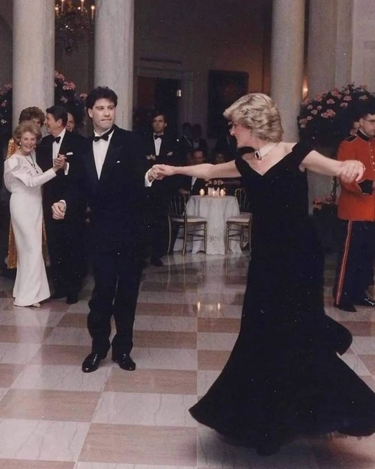 La princesa Diana bailando con John Travolta
Uno de los momentos más icónicos de la realeza y la cultura pop de los 80 💃🕺

En noviembre de 1985, durante una cena en la Casa Blanca, Diana, Princesa de Gales, sorprendió al mundo bailando con John Travolta, demostrando su carisma,